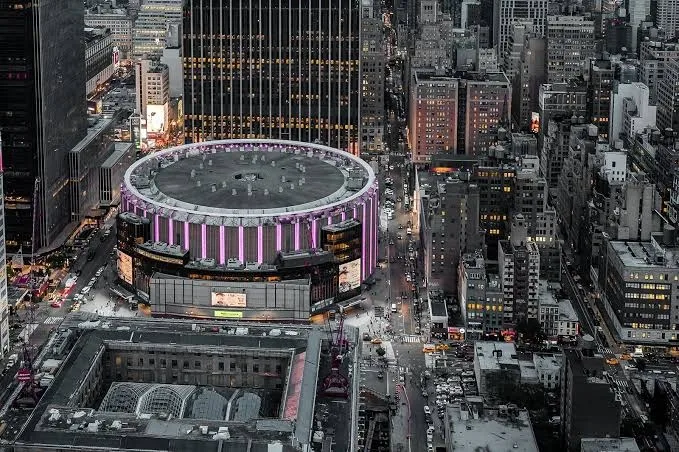 Knicks & Nets Game — arrivals at Madison Square Garden (Manhattan) & Barclays Center (Brooklyn)